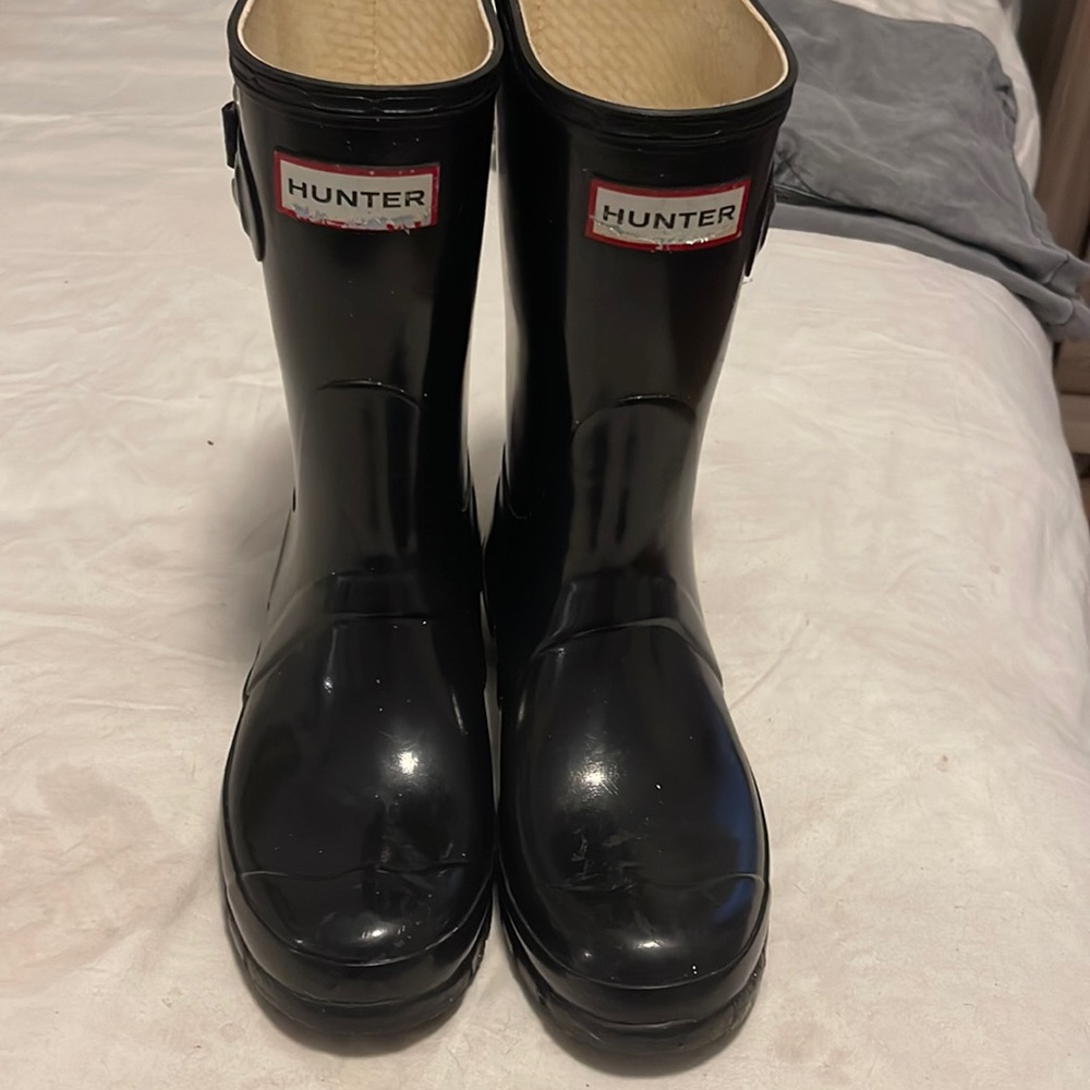 Hunter rain boots / black gloss these have not been worn much/ great condition!